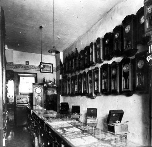 Leszno. Kamienica Rynek nr 38. Wnetrze sklepu zegarmistrzowskiego wg. fotografii z okresu międzywojennego. (kopia fot. w AWUOZL)
