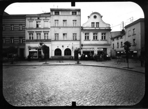 Zdjęcie fotogrametryczne fragmentu południowej pierzei rynku w Lesznie. Kamienica nr 38 jako ostatnia po lewej, stan z 1980 r. (AWUOZL)