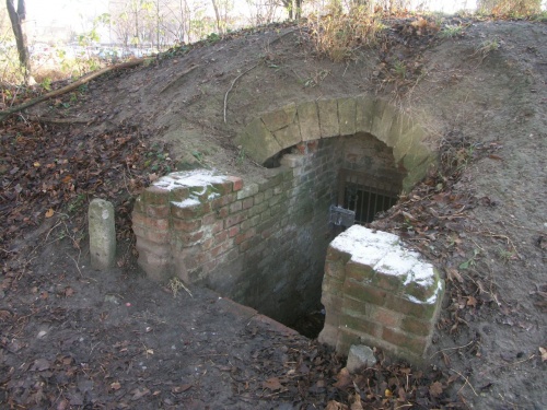 Wejście do piwnicy znajdującej się w koronie wału przy Al. J. Słowackiego. Obiekt z poł. XVII w. przebudowany na przełomie XIX w. i XX w. prawdopodobnie po częściowym zawaleniu sklepień. (fot. M. Urban, 2015), zdjęcie nr 23