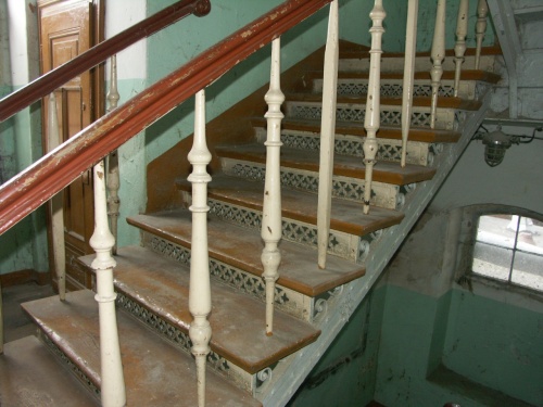 Wykorzystując dotychczasowe doświadczenia z pożarów w młynach, aranżacja wnętrz w leszczyńskim zakładzie została tak zorganizowana, aby uniemożliwić przenoszenie się ognia. Metalowa klatka schodowa. (AWUOZL), zdjęcie nr 8