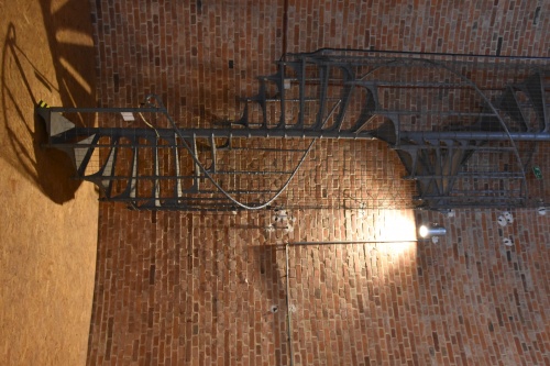 Żeliwne schody kręcone z 1899 r. prowadzące do zbiornika wody. (fot. M. Urban, 2016 r.)