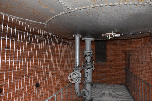 Pomost techniczny pod zbiornikiem wody. (fot. M. Urban, 2016 r.)