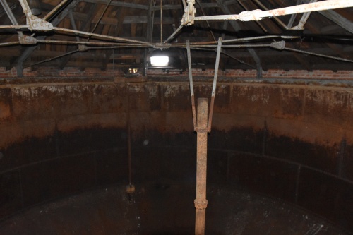 Stalowo-drewniana konstrukcja dachu ponad zbiornikiem wody. (fot. M. Urban, 2016 r.)