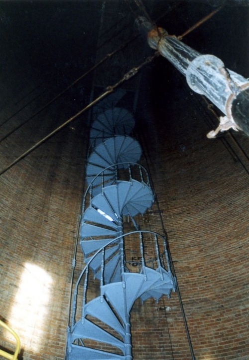 We wnętrzu trzonu znajdują się żeliwne schody kręcone o wysokości ok. 20 m, wiodące na stalową galerię podzbiornikową, z której przechodzi się do głowicy na pomost obsługowy wokół zbiornika wodnego o pojemności 400 m3. (fot. M. Urbaniak)