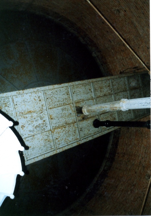 Zbiornik wykonano z blach stalowych, łączonych w konstrukcji nitowanej na zakładkę. Posiada on czaszę wypukłą do dołu w formie wypracowanej przez Adolfa Thiema. (fot. M. Urbaniak)