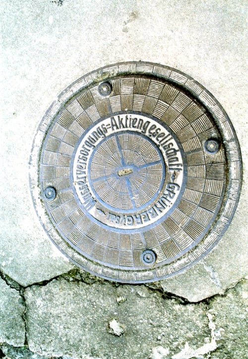 Pokrywa ciśnieniowa studni artyzyjskiej znajdującej się obok wieży z 1899 r. (fot. M. Urbaniak)