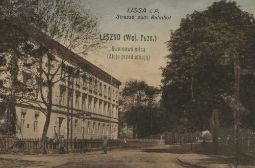Ulica dworcowa w Lesznie ok. 1920 r. Po lewej widoczny budynek dyrekcji kolei. (APL), zdjęcie nr 8