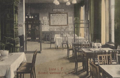 Po rozbudowie dokonanej w 1905 r. budynek dworca w Lesznie mieścił kilka poczekalni pasażerskich różnych klas oraz restaurację. Wnętrze dworca przed 1918 r. (pocztówka koloryzowana, APL), zdjęcie nr 13