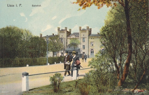 Dworzec kolejowy w Lesznie po rozbudowie w 1905 r. Architektoniczny styl budynku pozostał w niezmienionej formie z 1856 r. (pocztówka koloryzowana, APL), zdjęcie nr 12
