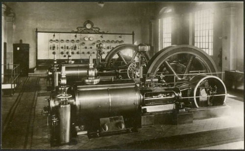 Wnętrze elektrowni miejskiej w Lesznie.Generatory o mocy 60 kW wytwarzały prąd stały o napięciu 440–500 V. (fot. z archiwum M. Urbaniaka), zdjęcie nr 8