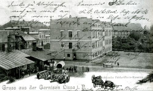 Zespół koszar artylerii polowej w Lesznie. W centrum budynek koszar kirasjerów, w głębi po lewej stajnie. (1906 r., APL)