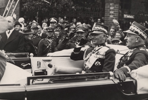 Po 1921 r. zespół koszar został zajęty przez Wojsko Polskie. 21 maja 1939 r. Leszno odwiedził marszałek Edward Rydz-Śmigły. W tle widoczne ogrodzenie koszar. (APL), zdjęcie nr 14