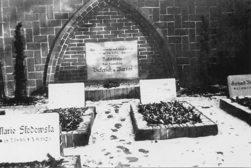 Na cmentarzu ew.-reformowanym w Lesznie znajdowała się neogotycka kaplica, przy której pochowani byli m.in. pastorzy kościoła św. Jana. (z archiwum ks. W. Marzęckiego)