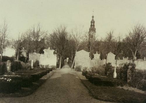Starsza część cmentarza ogrodzona była murem, za którym znajdowały się kwatery późniejsze. (lata 30 XX w., fot. z archiwum M. Błaszkowskiego), zdjęcie nr 10