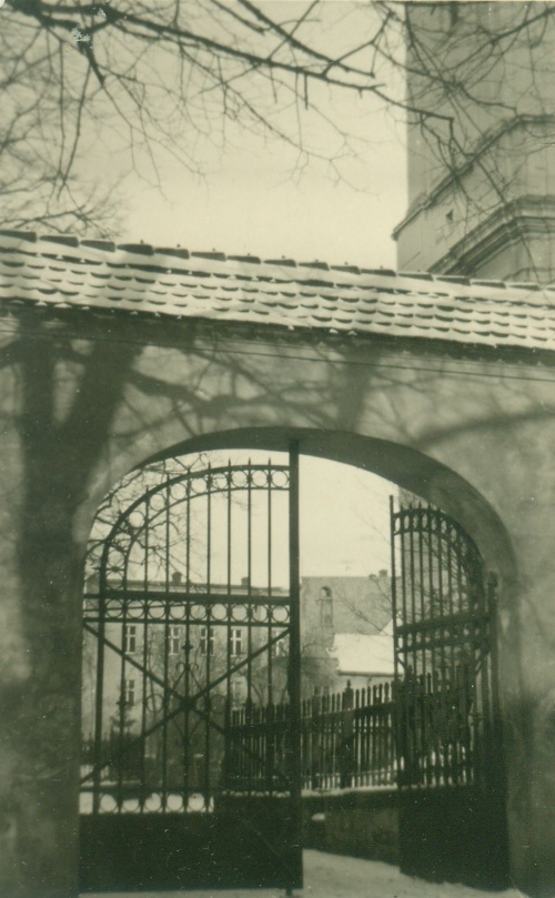 Brama w ogrodzeniu kościoła Krzyża wiodła bezpośrednio na teren cmentarza. (lata 30 XX w., fot. z archiwum M. Błaszkowskiego), zdjęcie nr 4