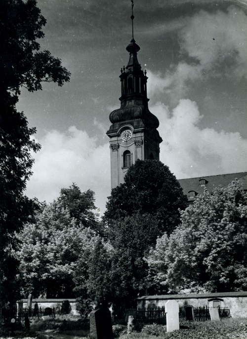 Nowsze kwatery cmentarza ewangelickiego zlokalizowano także w bliższym sąsiedztwie kościoła. (lata 30 XX w., AWUOZP), zdjęcie nr 11