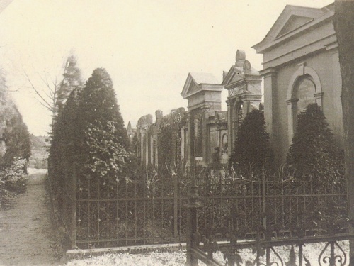 Nagrobki często posiadały rozbudowaną formę architektoniczną, mogiły otaczano metalowymi płotkami. (lata 30 XX w., fot. z archiwum M. Błaszkowskiego), zdjęcie nr 9