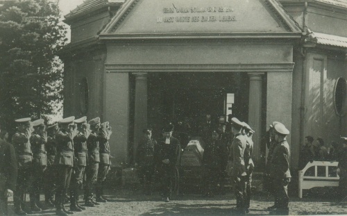 Pogrzeby na terenie cmentarza ewangelickiego odbywały się do 1945 r. Na zdjęciu pogrzeb żołnierzy niemieckich w 1940 r.  (archiwum M. Błaszkowskiego), zdjęcie nr 13