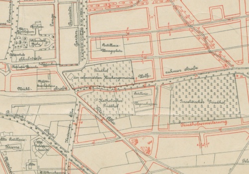 Cmentarz żydowski w Lesznie powstał w 1626 r. Na początku XX w. zajmował już powierzchnię ok. 3 ha. (widoczny po prawej stronie na planie miasta z 1911 r., APL), zdjęcie nr 1