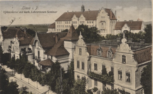 Widok Seminarium Żeńskiego w Lesznie, od południa,  z perspektywy ul. Paderewskiego na pocztówce sprzed 1914 r. (APL)