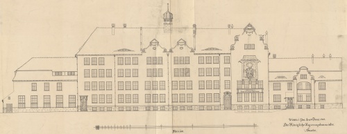 Elewacja południowa złożonego kompleksu budynków posiada imponującą długość 113 m. (APL)
