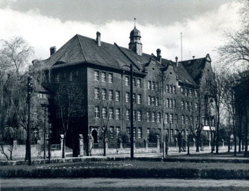 Dawne Katolickie Seminarium Żeńskie, później zespół szkół ekonomicznych, stan z poł. lat 60 XX w. Widoczne jest jeszcze pierwotne ogrodzenie. (AWUOZL)