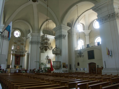 Obecny =wygląd wnętrza kościoła obecnie katolickiego p.w. św. Krzyża, bez dawnych empor stanowiących kiedyś integralną część jego architektury wnętrza. (fot. M. Urban, 2015 r.)