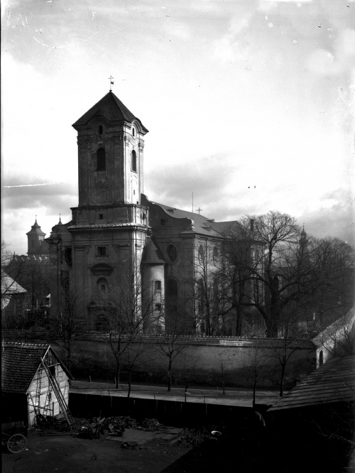 Kościół Krzyża w Lesznie przed rekonstrukcją hełmu w 1910 r. Na pierwszym planie widoczna parcela, póżniej zajęta przez budynek szkoły ewangelickiej. (AWUOZL)