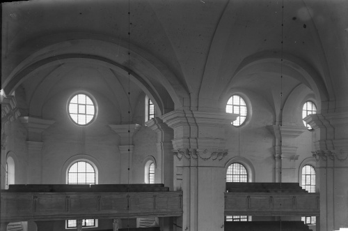 Kościół Krzyża w Lesznie przed 1896 r., jego skromny wystrój odpowiadał regule protestanckiego kościoła. (fot. przed 1896 r., AWUOZP)