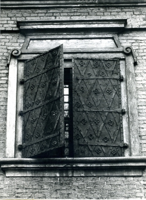 Żelazne okiennice w oknie biblioteki kościoła Krzyża w Lesznie, zaginęły bez śladu zaledwie kilka lat temu. (fot. B. Marciniak ok. 1985 r., AWUOZL)
