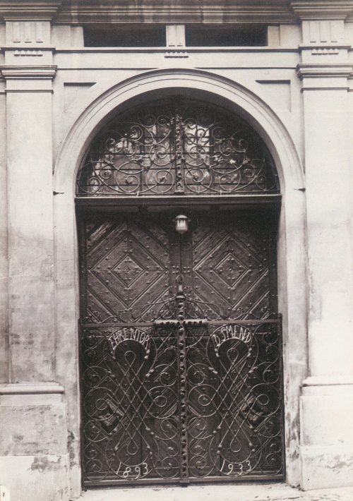 Krata w dolnej części głównego wejścia w wieży kościoła Krzyża została wykonana w 1933 r. na wzór oryginalnej kraty barokowej widocznej w półkolistym nadprożu. (fot. ok. 1933 r., z archiwum M. Błaszkowskiego)