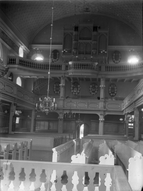 Wnętrze ewangelicko-reformowanego kościoła św. Jana w Lesznie. W tle widoczne portety trumienne szlachty polskiej, ob. przechowywane w Muzeum w Lesznie. (fot. przed 1939 r., AWUOZP), zdjęcie nr 6