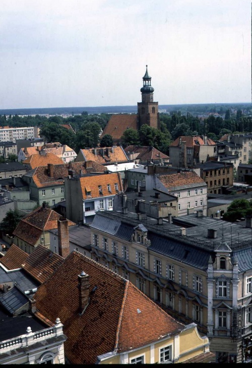 Kościół św. Jana w Lesznie widziany z wieży ratusza. (fot. R. Reed, 1978 r., AWUOZL)
