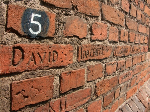 Podpisy na cegłach były wykonywane w okresie od II poł. XVII w. do końca XVIII w. Wśród nich są podpisy członków rodzin Mussoniuszy (Mussonius) i Kassiuszy (Cassius). (fot. M. Urban, 2013), zdjęcie nr 25