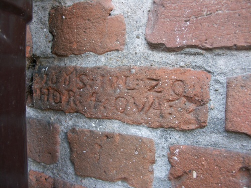 Mury kościoła św. Jana posiadają liczne podpisy na cegłach, wykonywane prawdopodobnie przez oczekujących na katechezę uczniów. Przedstawiony wyryty podpis został wykonany 29 czerwca 1665 r. o godzinie 4. (fot. M.Urban, 2013)