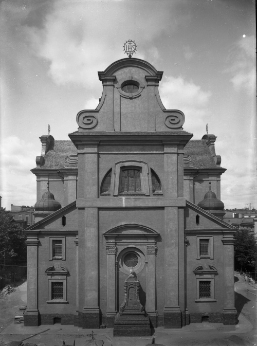 Wschodnia elewacja kościoła św. Mikołaja w Lesznie po rozbudowie. Mały nagrobek przy prezbiterium miał upamiętniać zmarłych z rodziny Sułkowskich, o czym z czasem zapomniano. (fot. sprzed. 1939 r., AWUOZP), zdjęcie nr 11