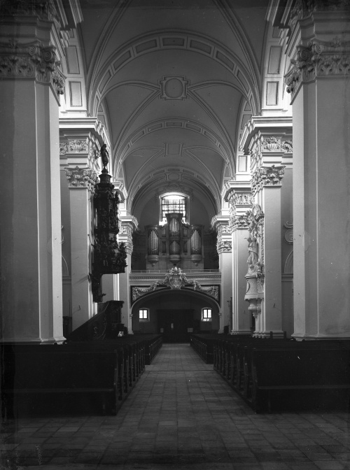 Wnętrze kościoła św. Mikołaja w Lesznie na fot. sprzed 1939 r., na zdjęciu widoczna oryginalna posadzka z wapienia gotlandzkiego (niezachowana). (fot. sprzed 1939 r., AWUOZP), zdjęcie nr 12