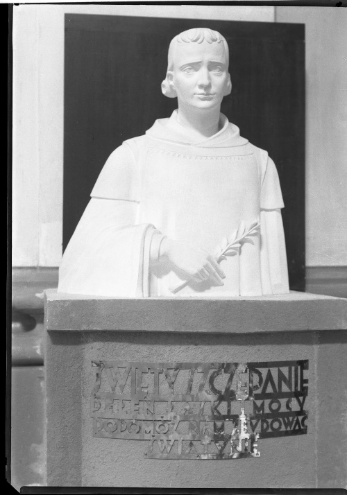 Przed 1939 r. w kościele św. Mikołaja znajdował się popiersie św. Szczepana, wykonane w związku z budową nowego kościoła pod jego wezwaniem. Budowa tego kościoła została przerwana przez hitlerowców w 1939 r. (fot. sprzed 1939 r., AWUOZP), zdjęcie nr 15