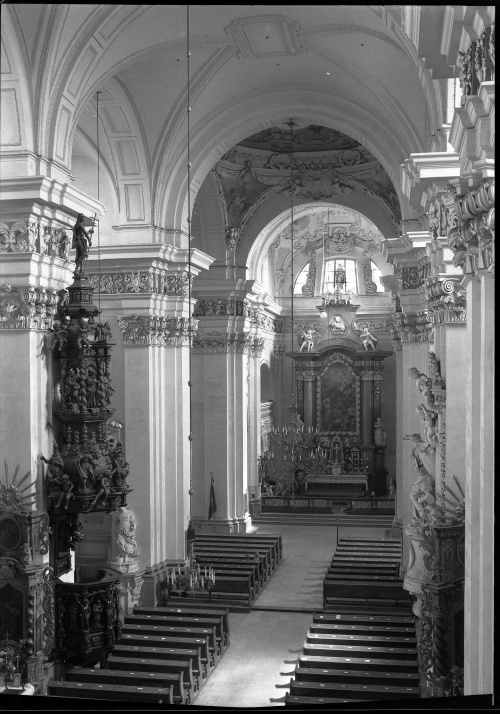 Kościół św. Mikołaja w Lesznie. Wnętrze po rozbudowie w latach 1905-1907. W miejscu dawnego ołtarza znalazły się dodatkowe ławki. Rozbudowa nie zmieniła barokowego charakteru świątyni. (fot. sprzed 1939 r., AWUOZP), zdjęcie nr 6