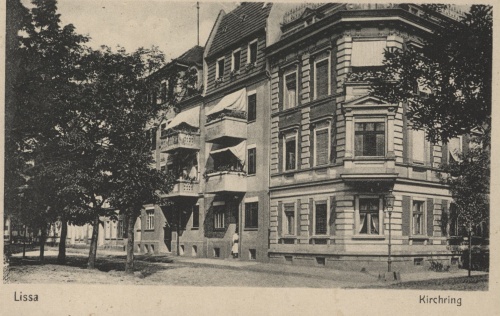 Północna pierzeja rynku kościelnego w Lesznie (niem. Kirchring, ob. pl. Metziga) na początku XX w. (pocztówka, APL)