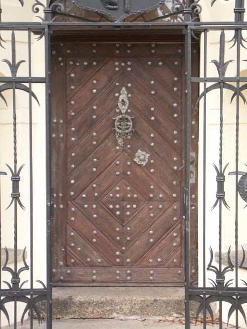 Zabytkowe drzwi deskowe z pocz. XVIII w. w budynku dawnej pastorówki parafii ewangelickiej Krzyża w Lesznie (ob. Muzeum Okręgowe). (fot. M. Urban, 2015 r.)