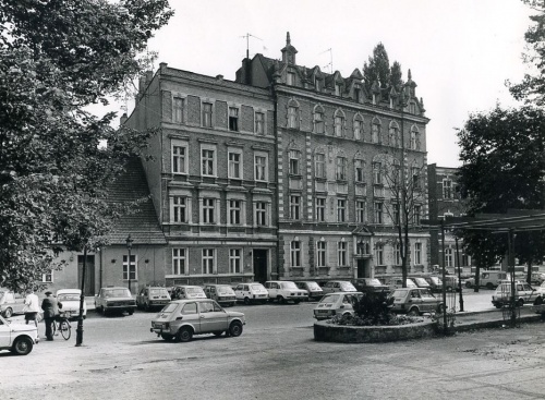 Smutne lata 80-te w okresie PRL, na placu dra J. Meziga wiele samochodów, jednak były to głównie tzw. duże lub małe Fiaty. (AWUOZL)