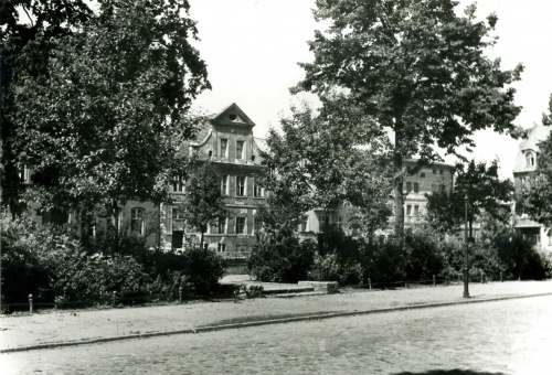 Po 1947 r. dawny rynek kościelny w Lesznie nazwano placem Armii Czerwonej. (fot. Maniewska, 1955 r., AWUOZL)