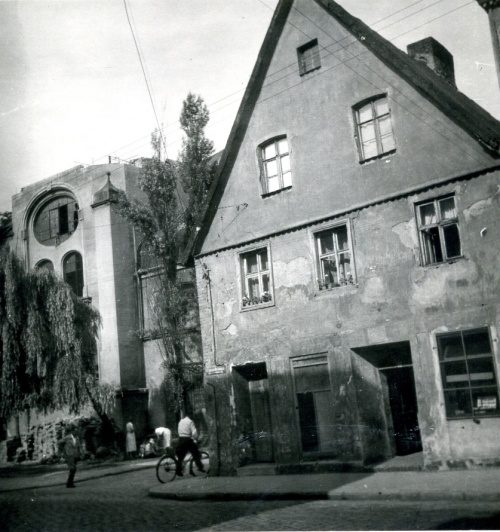 Synagoga w Lesznie na pocz. lat 60 XX w. Po rozebraniu hełmu wieży budynek zaczął popadać w ruinę. (AWUOZL), zdjęcie nr 11