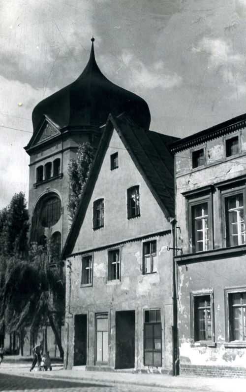 Synagoga w Lesznie w 1955 r. przed rozebraniem hełmu. (fot. Maniewska, 1955 r., AWUOZL), zdjęcie nr 10