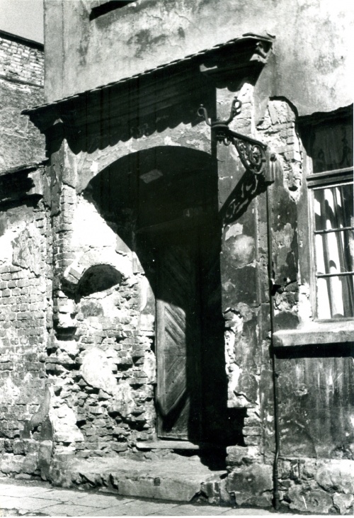 Dom modlitwy w Lesznie (ul. Średnia 4) powstał w połowie XVIII wieku. Mieściła się w nim także słynna szkoła Talmudu. (stan z 1955 r., fot. Maniewska, AWUOZL), zdjęcie nr 19